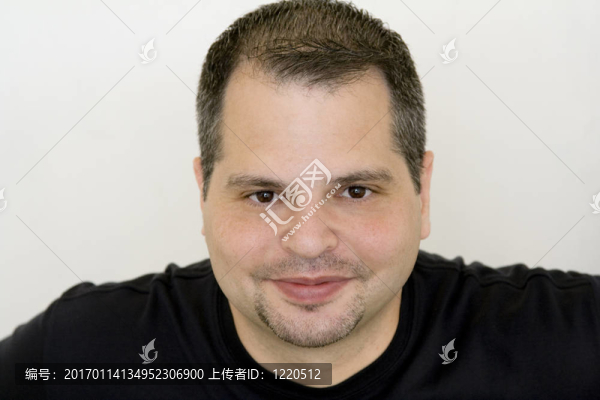 具有快樂(lè)表達(dá)的年輕男性
