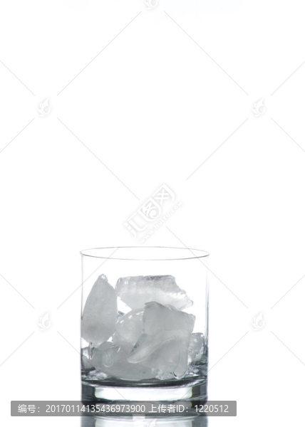 威士忌玻璃杯里的冰