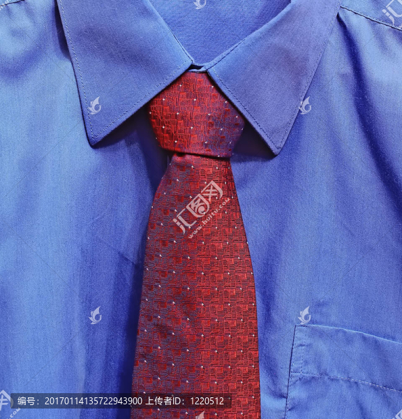 男人的衣服。