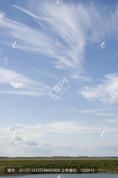 天空和云彩和地平線