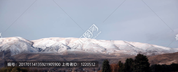 在山腳下的雪