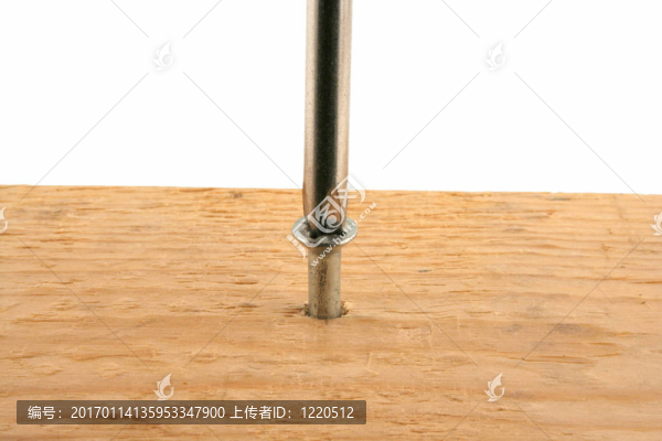 螺絲刀，螺絲釘在木頭里