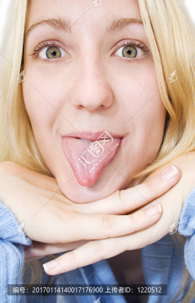 女撥她的舌頭