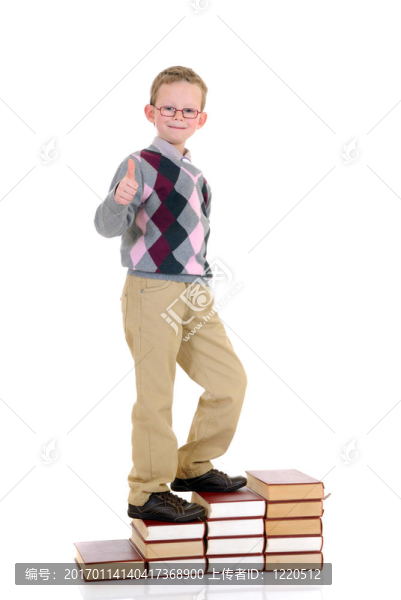 在書樓梯上的小男孩