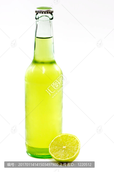 一瓶有石灰的啤酒