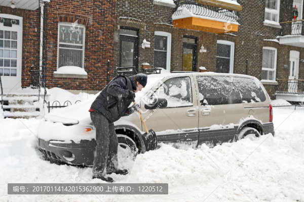 男人在除雪