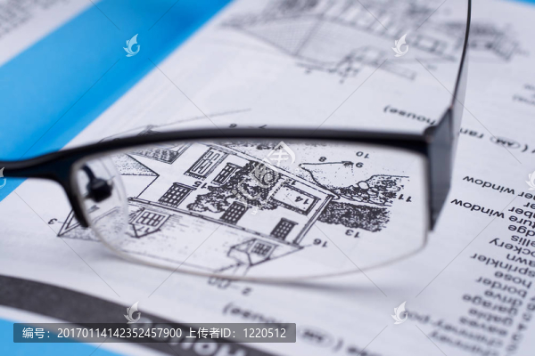 在一本書上的黑眼鏡