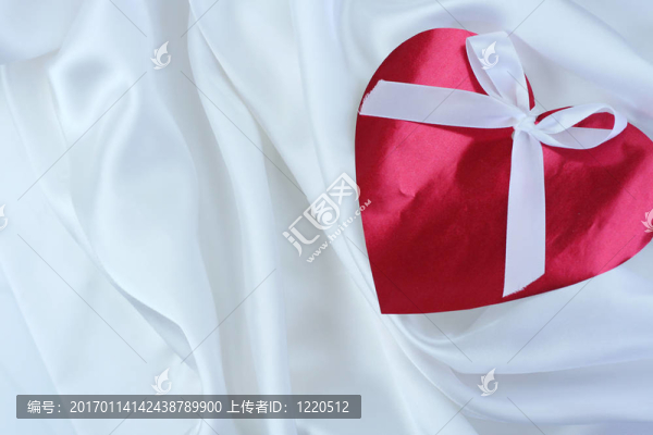 紅心帶上絲帶