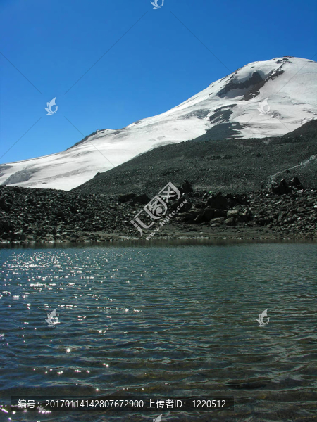 山上的湖