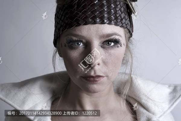 一個(gè)有長(zhǎng)袍的金發(fā)女孩的時(shí)尚肖像