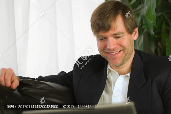 英俊的商人