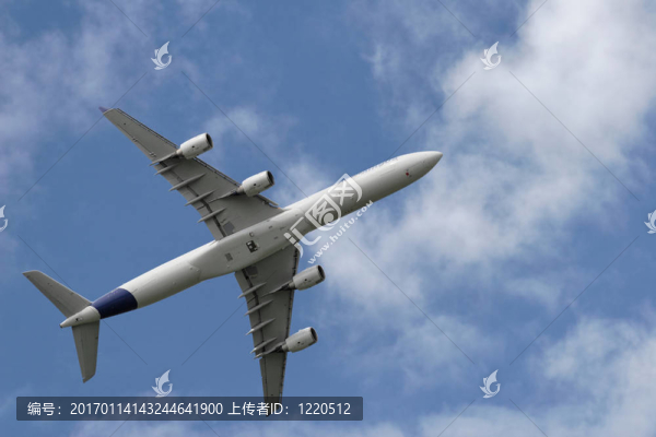 飛機(jī)起飛-匯圖網(wǎng) www.fosd68.com 飛機(jī)起飛