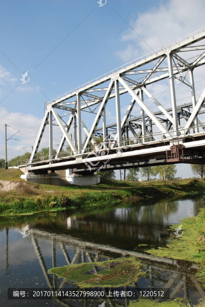 小河上的鐵路橋