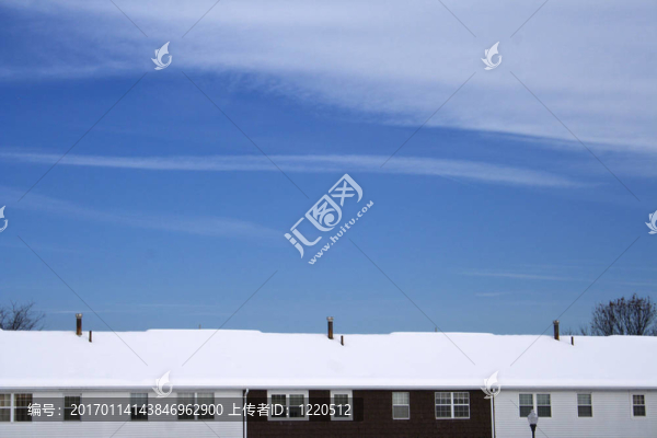 新鮮雪下的屋頂