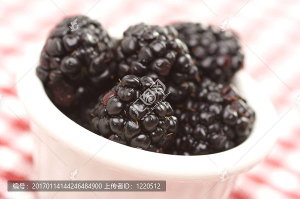 在一個小碗里黑莓