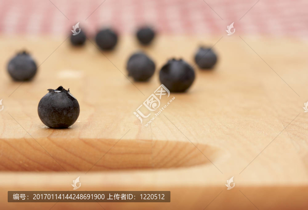 在切割板上的藍(lán)莓