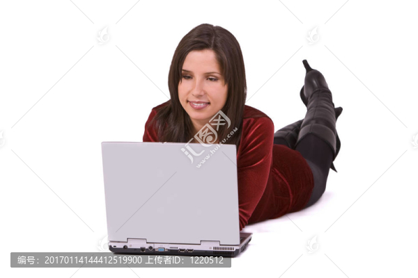 在筆記本電腦上工作的女人