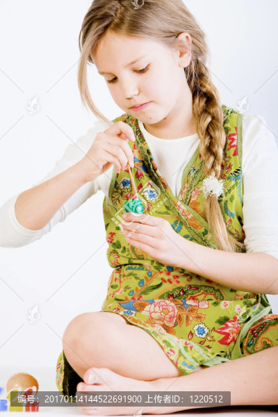 帶綠色油漆的年輕女孩