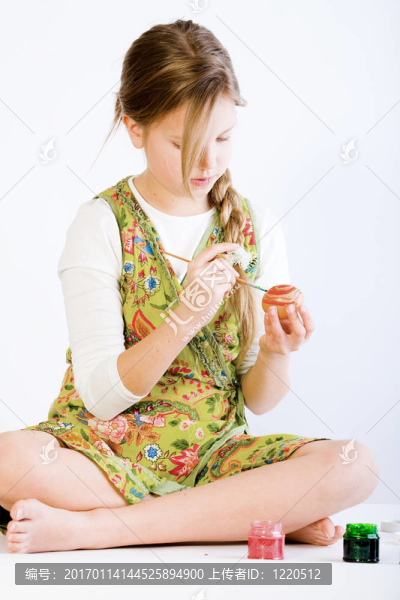 小女孩專注于復(fù)活節(jié)彩蛋