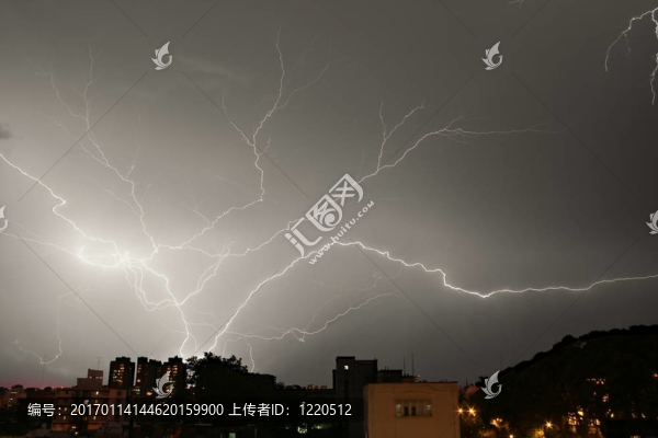 城市上空的閃電