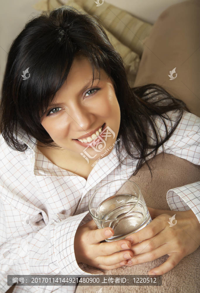 年輕美女配礦泉水