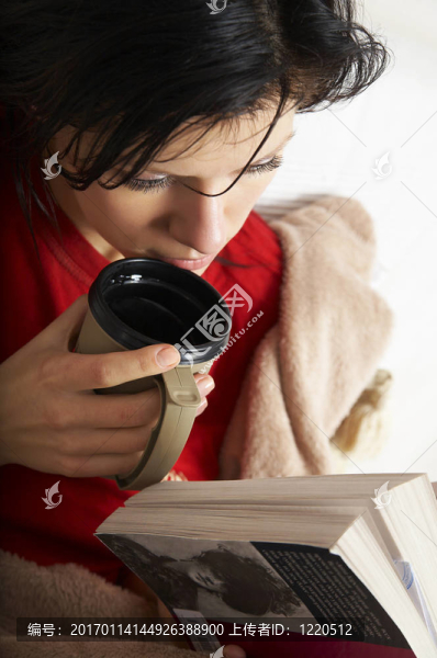 年輕美麗的女人正在讀一本書(shū)