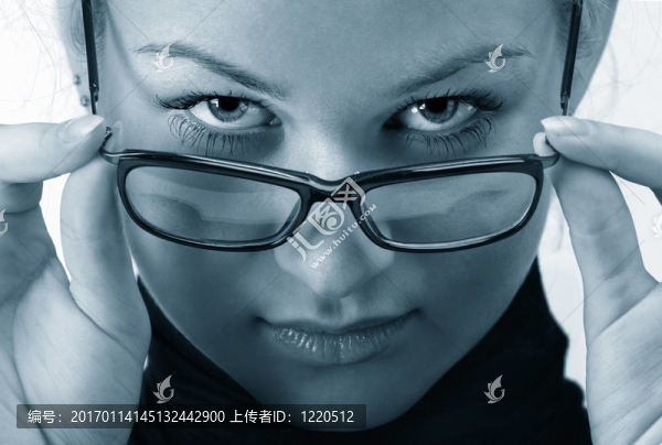 女人戴眼鏡