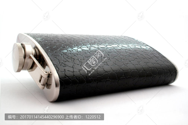 白色背景上的黑瓶。分離。