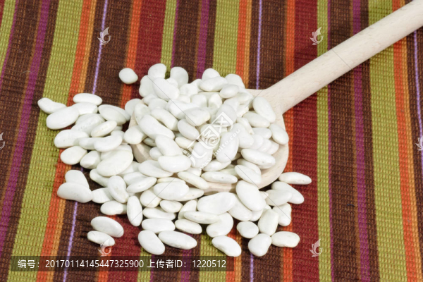 烹飪勺上的白豆