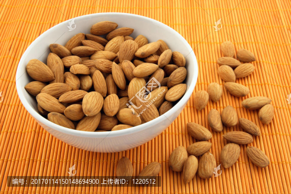 充滿新鮮杏仁的碗-匯圖網(wǎng) www.fosd68.com 充滿新鮮杏仁的碗