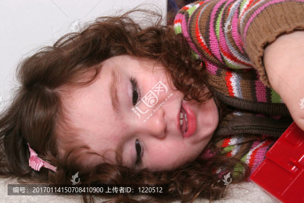 女孩在地板上玩