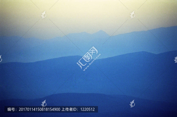 藍(lán)色的波浪形muontains