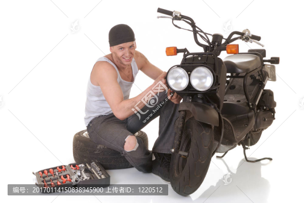 男孩和他的摩托車
