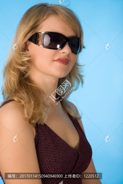 金發(fā)女人