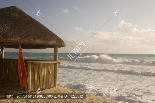 海灘小屋和暴風(fēng)雨的大海