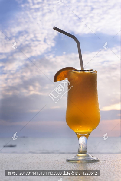 天空背景上的一杯橙汁
