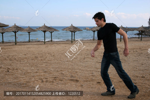 在海灘上的男人