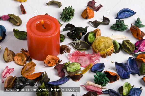 干花瓣和蠟燭