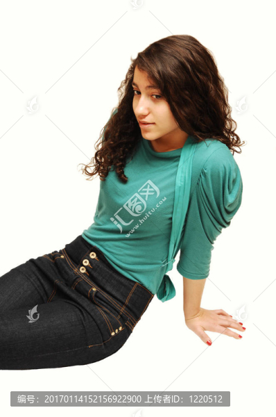 年輕的女士坐著。