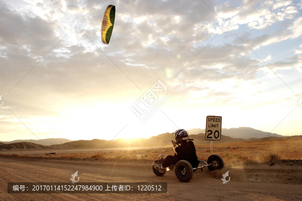 風(fēng)箏buggying沙漠