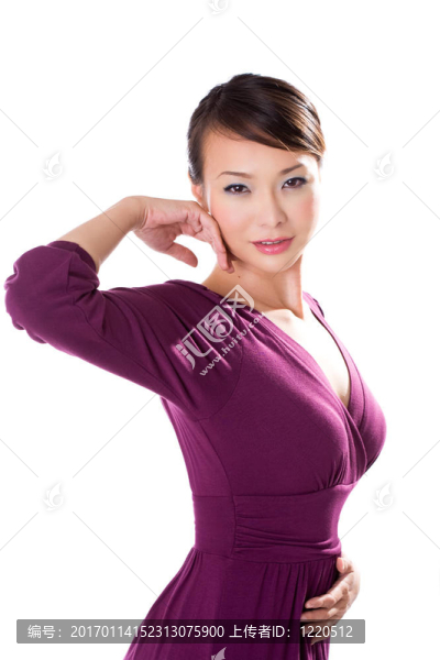 美麗的亞洲女人穿著紫色連衣裙