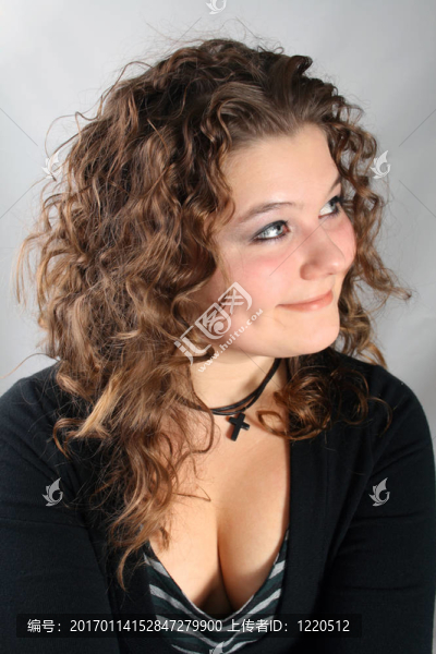 美麗的女人，有著卷曲的頭發(fā)