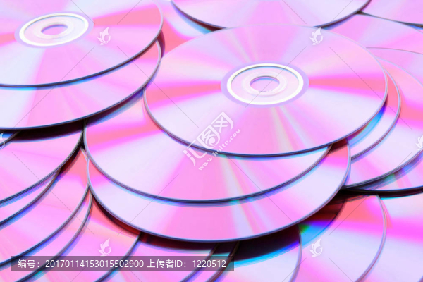 許多粉紅色的DVD或CD