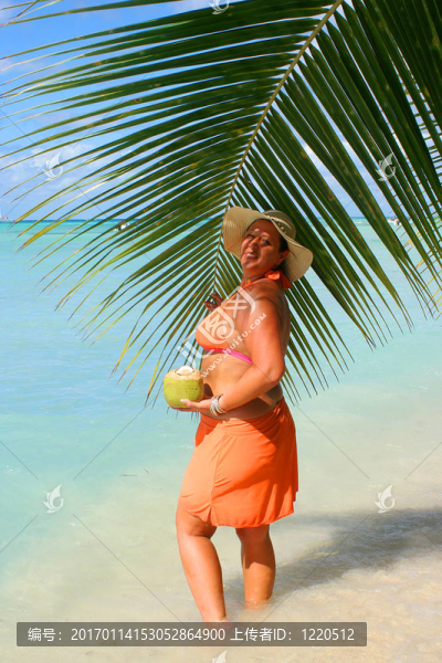 熱帶海灘的女人