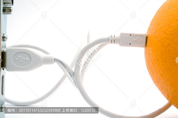 通過USB電纜連接的橙色
