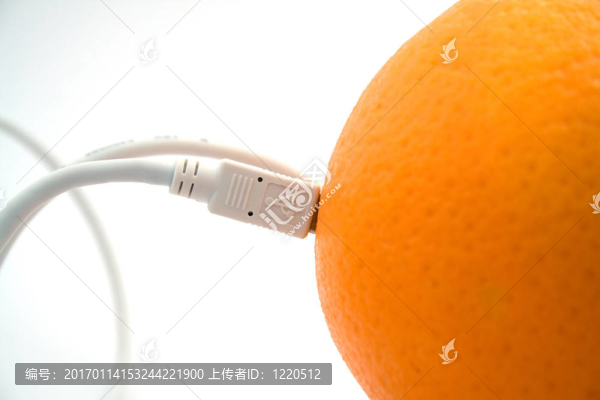 通過USB電纜連接的橙2