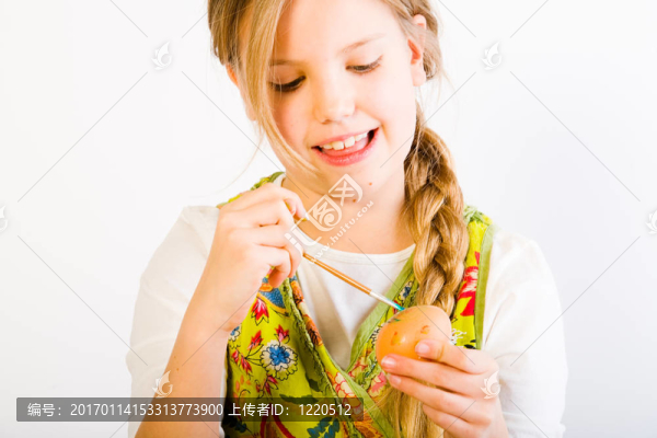 為復(fù)活節(jié)畫彩蛋的小女孩