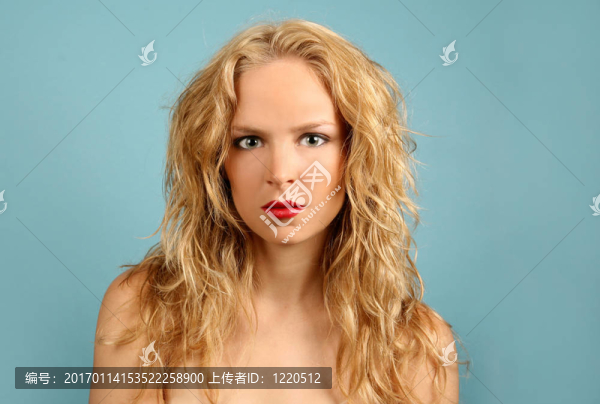 綠綠色背景上的金發(fā)女性