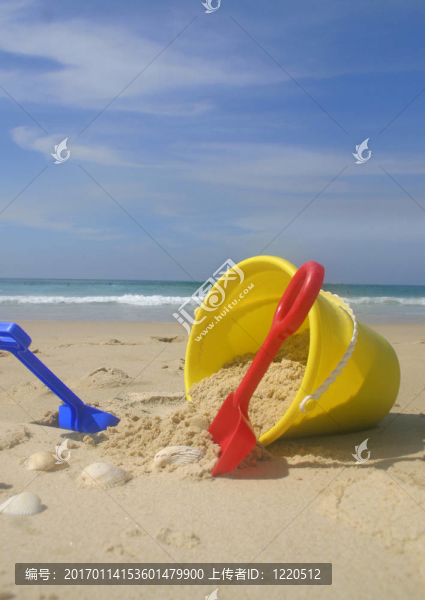 沙灘桶和鏟子。