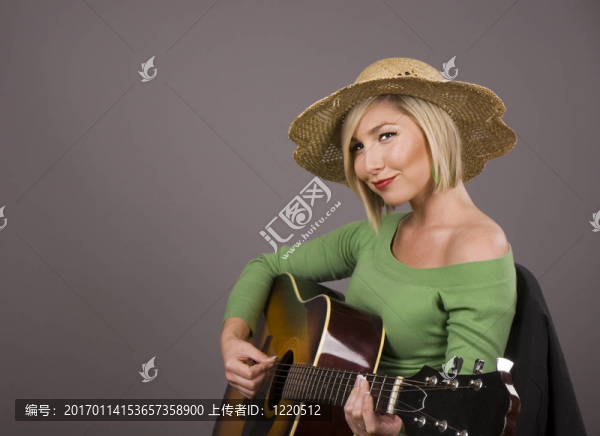 金發(fā)女郎彈吉他